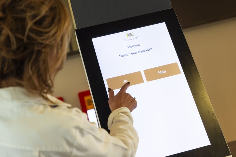 Medewerker aan de balie