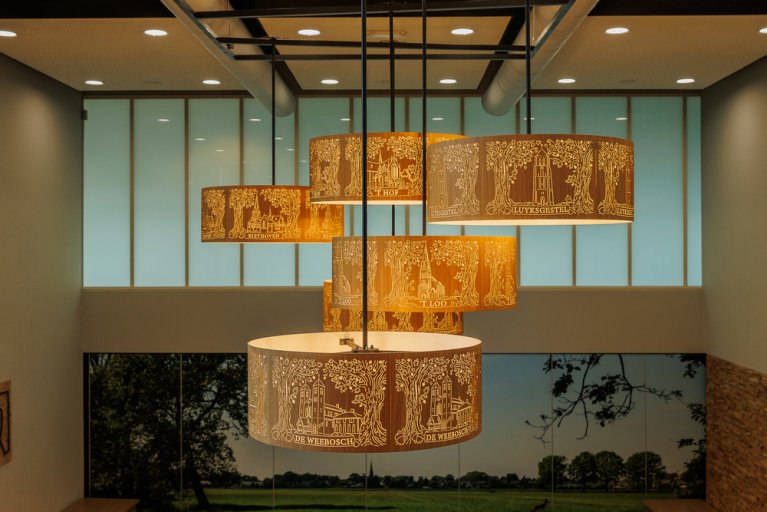 6 lampenkappen in de raadszaal met daarop de 6 kernen van Bergeijk