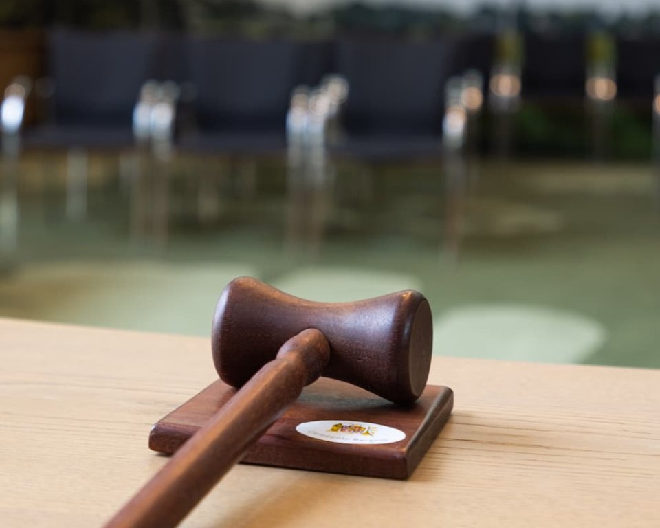 Voorzittershamer op een tafel voor in een zaal